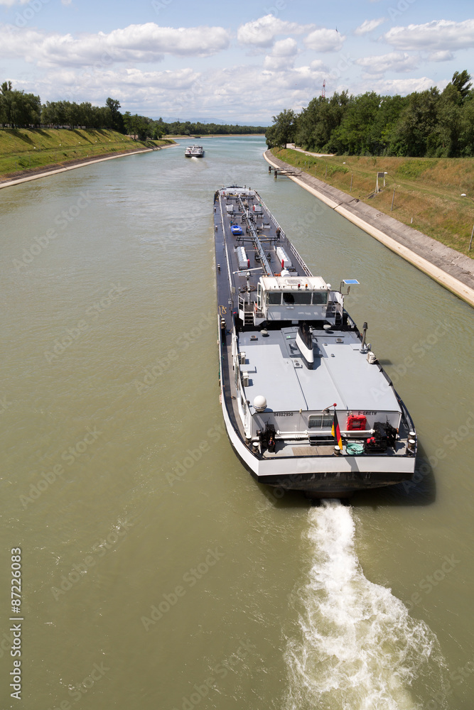 Naklejka premium Péniche sur le Rhin