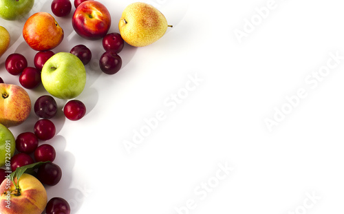 Фрукты на белом фоне