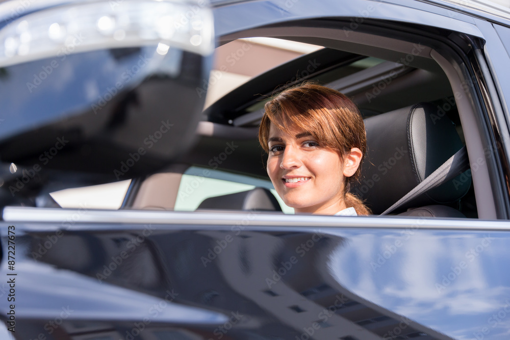 Frau steigt in das Auto