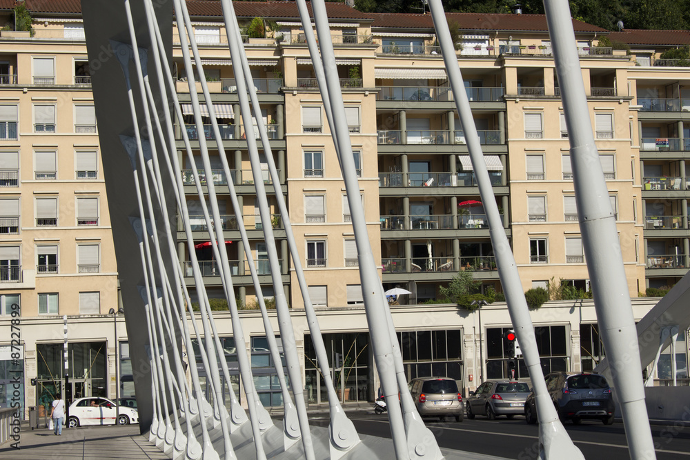 Pont Schuman et immeubles Lyon France 14