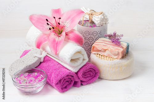 Fototapeta Naklejka Na Ścianę i Meble -   Pink lily flower,sea salt, towels,shoap and objects for spa pro