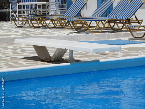 Trampolino bianco piscina