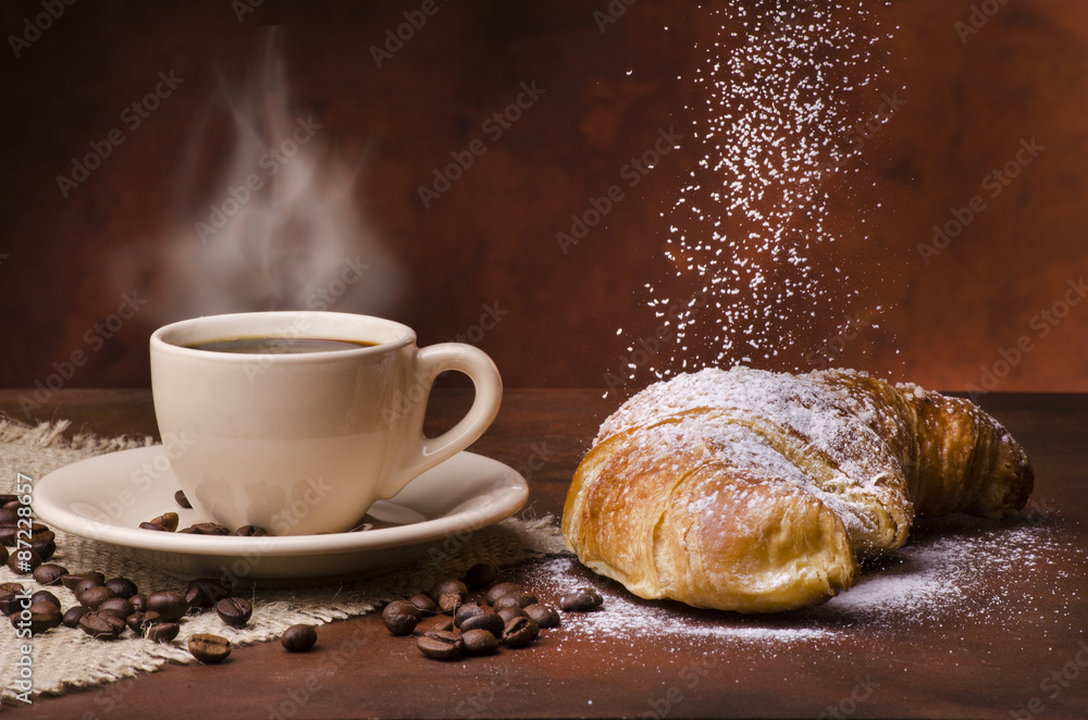 Fotografia tazzina di caffè con cornetto e zucchero a velo