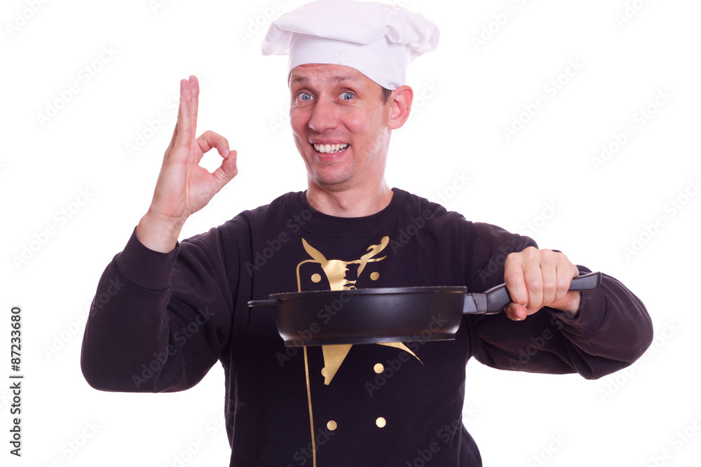 Chefkoch präsentiert eine perfektes Gericht in einer Pfanne Chefkoch präsentiert eine perfektes Gericht in einer Pfanne