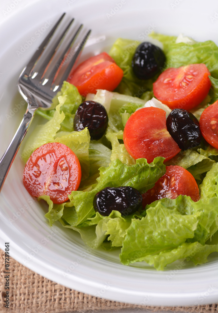 fresca insalata di lattuga, pomodorini e olive nere