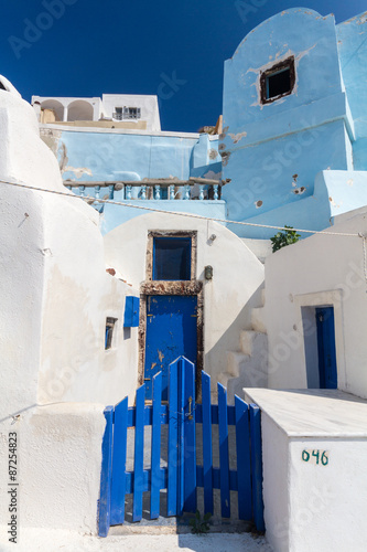 Colorful buildings in oia village, Santorini. © dejank1