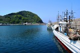 由良漁港／山形県庄内浜の由良漁港の風景を撮影した写真です。由良漁港は古くから良質な魚介類が水揚げされる事で全国的に知られています。東北地方のスーパーでは、由良漁港で水揚げされた魚介類に「由良産」とクレジットされるほどの知名度があります。由良漁港に隣接している由良海岸は、日本の渚100選、快水浴場100選にも選ばれた庄内浜のシンボル的な海岸で、その景観から「東北の江ノ島」と呼ばれています。