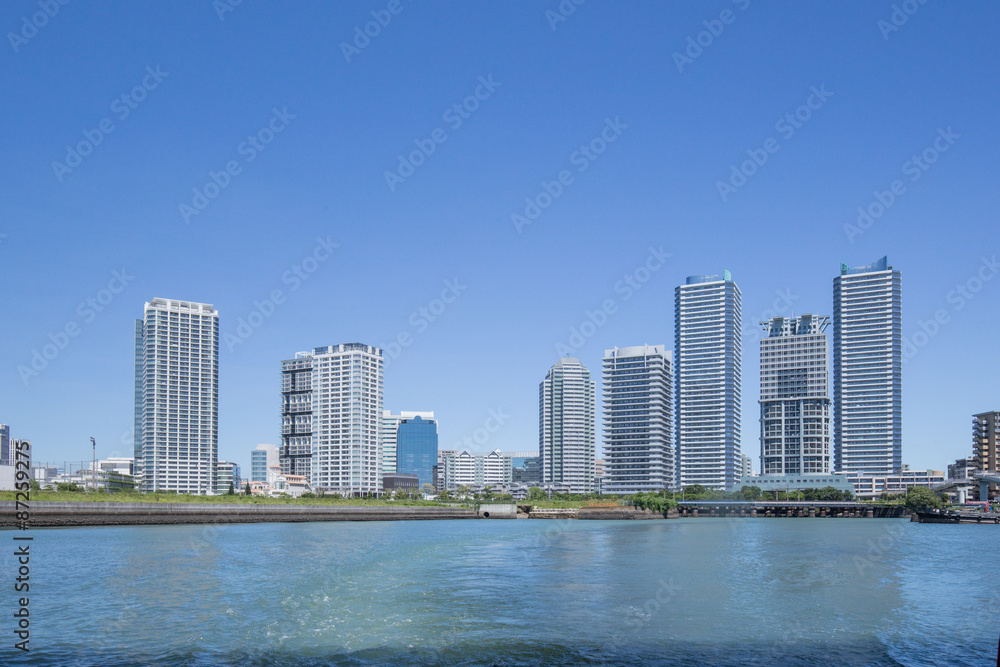 Obraz premium 海から見た横浜駅周辺の高層ビルとマンション