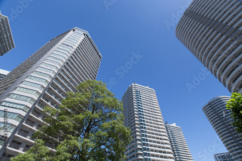 横浜みなとみらいの高層ビルとマンション © Yoshinori Okada