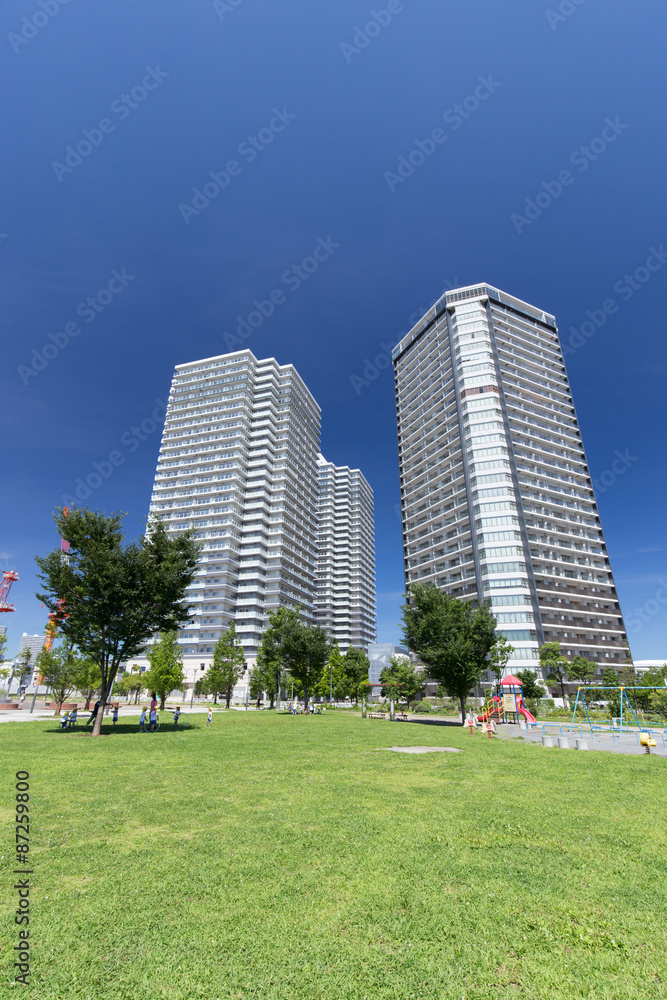 Obraz premium 横浜みなとみらいの高層ビルとマンション