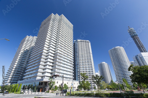 横浜みなとみらいの高層ビルとマンション