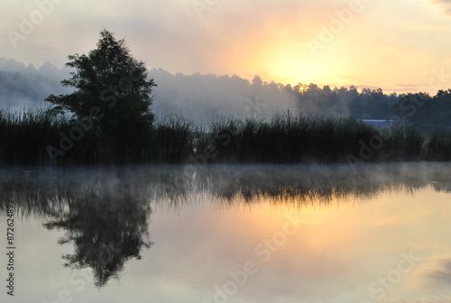 Fototapeta Naklejka Na Ścianę i Meble -  Рассвет солнца на озере