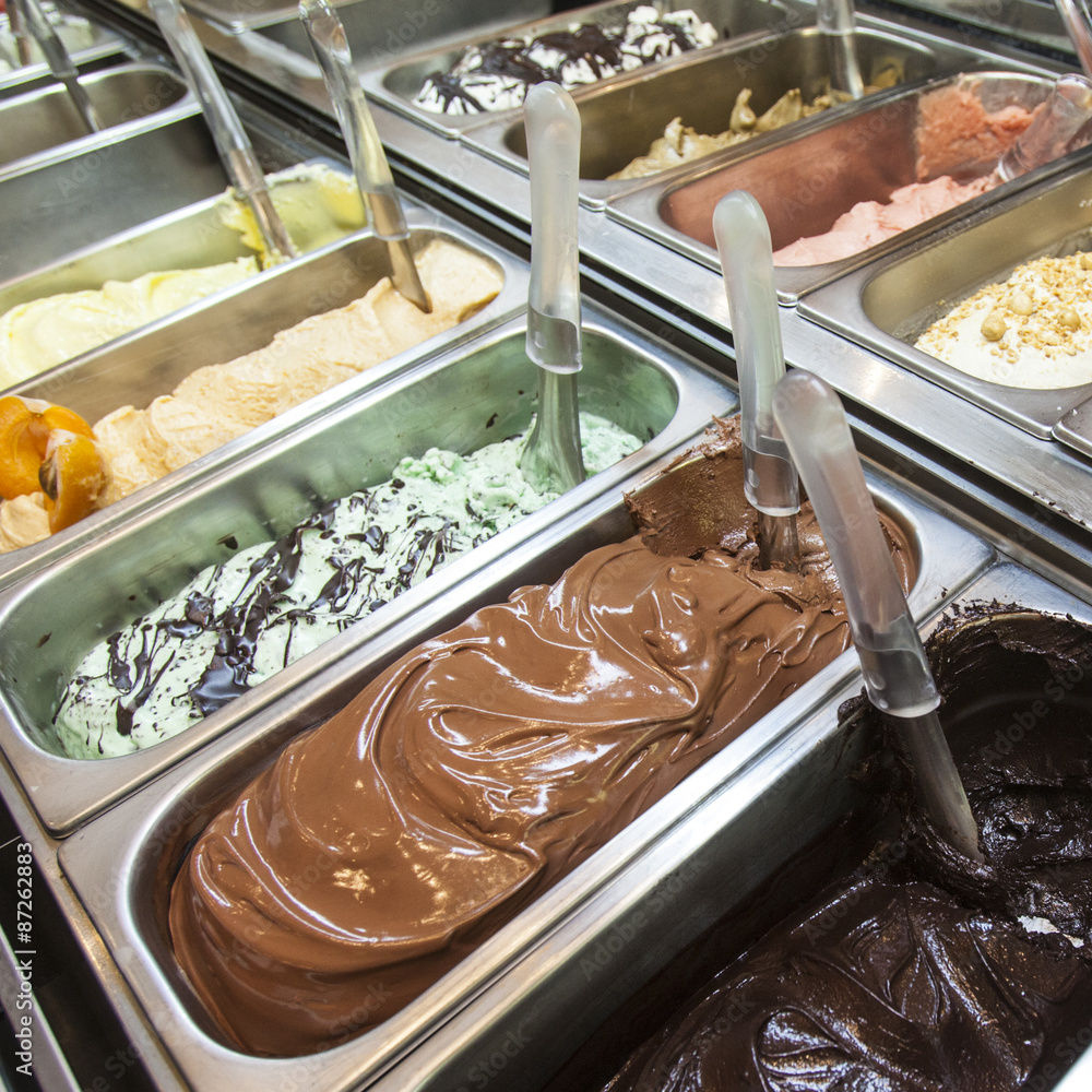 Esposizione vaschette di gelato gusti vari Stock Photo | Adobe Stock