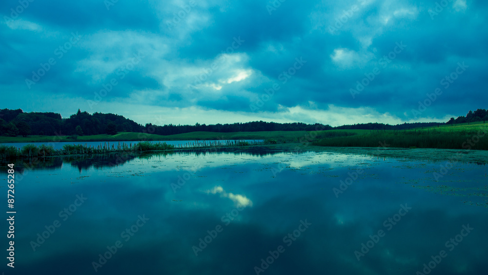 Piękne niebo nad stawem