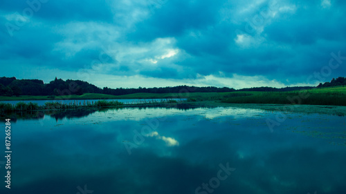 Fototapeta Naklejka Na Ścianę i Meble -  Piękne niebo nad stawem
