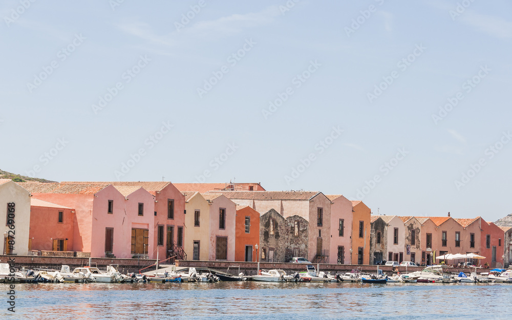 Bosa, Altstadt, Stadt, Fluss Temo, Uferpromenade, Ufer, Sas Conzas, Fischerboote, Ausflugsboote, Mittelmeer, Insel, Sommer, Sardinien, Italien