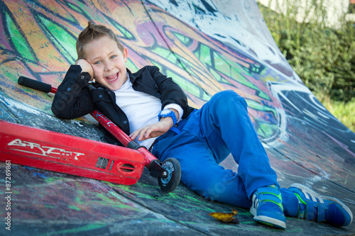 Enfant au skatepark photo