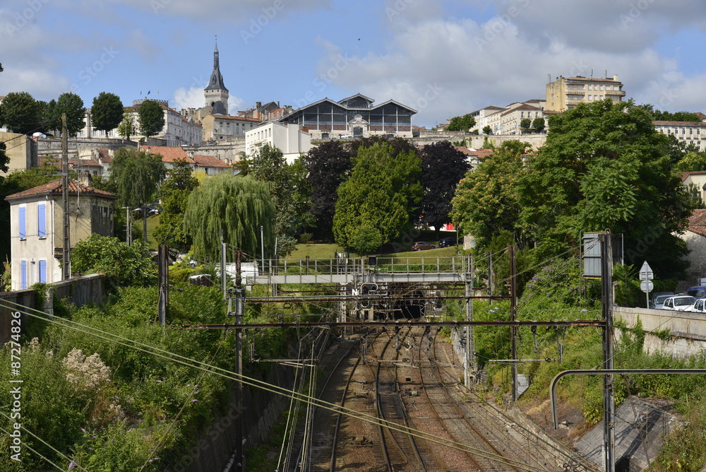 Obraz premium La ville haute d'Angoulême avec ses halles et la tour de l'hôtel de ville 