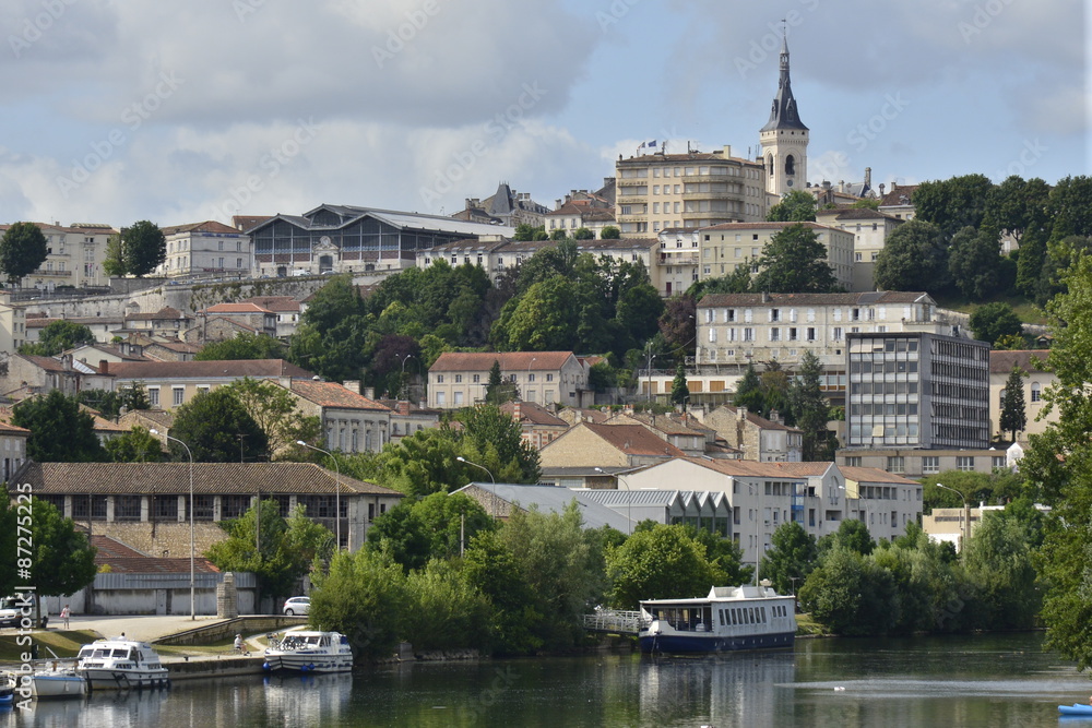 Obraz premium Le centre historique d'Angoulême avec ses halles et la tour de l'hôtel de ville 