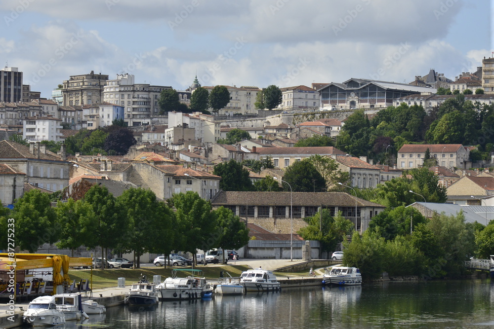 L'architecture archaïque entre la Charente et la ville haute d'Angoulême