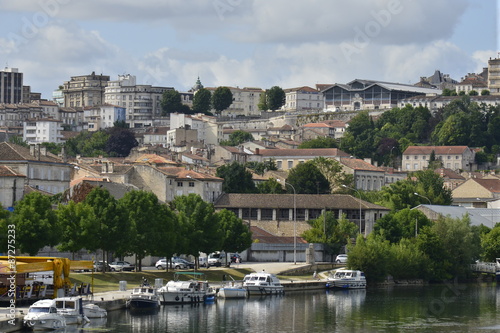 L'architecture archaïque entre la Charente et la ville haute d'Angoulême