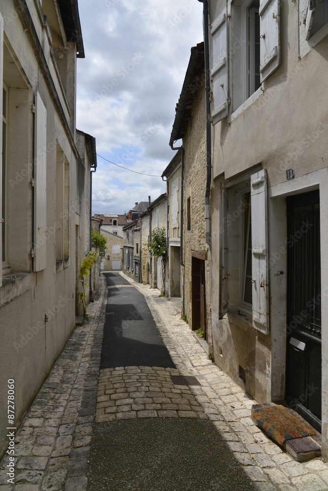 Ruelle typique de la vieille ville historique de Jarnax-c-Sur-Charente
