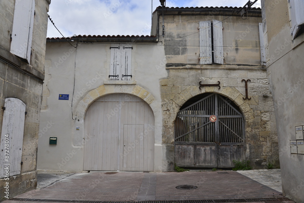 Deux anciennes granges au fond d'une large impasse à Jarnac