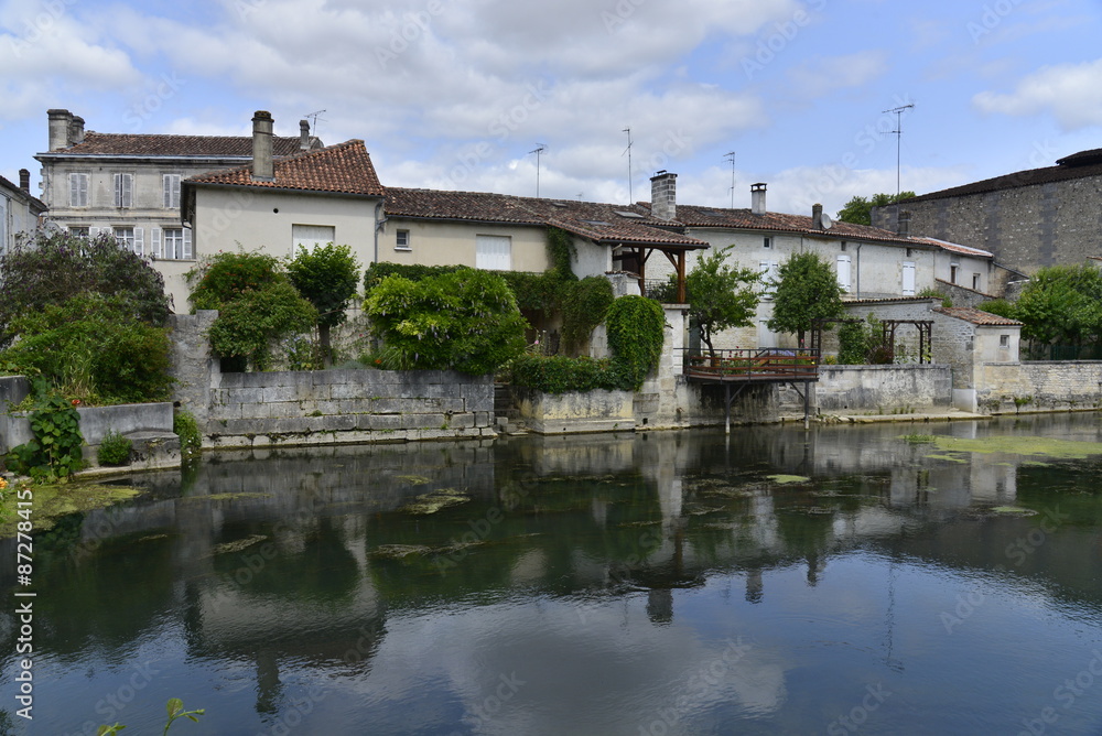 L'arrière des propriétés le long de la Charente à Jarnac 