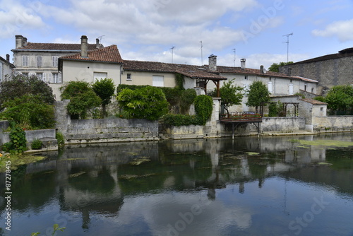 L'arrière des propriétés le long de la Charente à Jarnac 