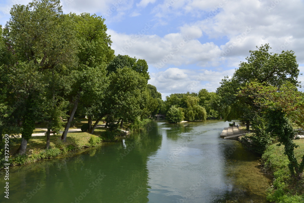Obraz premium Un bras de la Charente vers les gradins en face de l'eau au Grand Parc de Jarnac