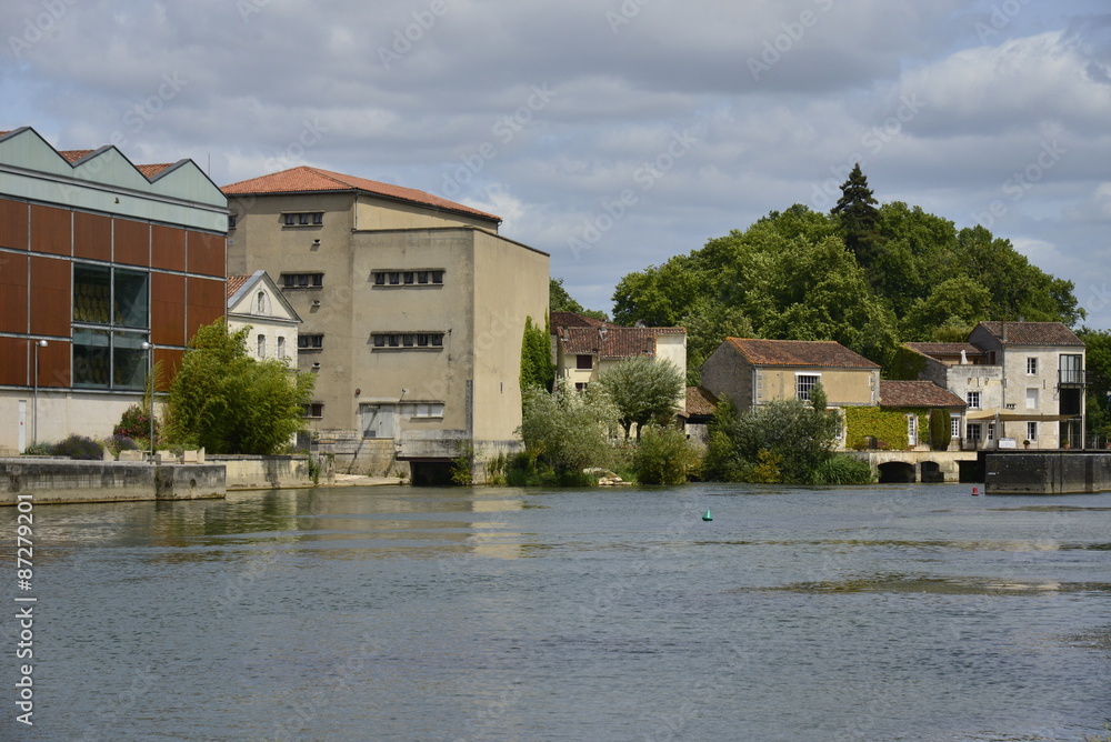 La Charente vers les ateliers et la colline du grand parc de Jarnac