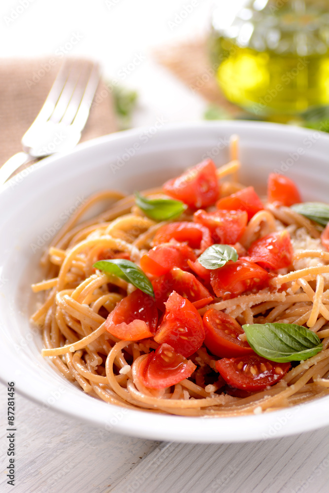 spaghetti di farina integrale com pomodoro ciliegino e basilico spaghetti di farina integrale com pomodoro ciliegino e basilico