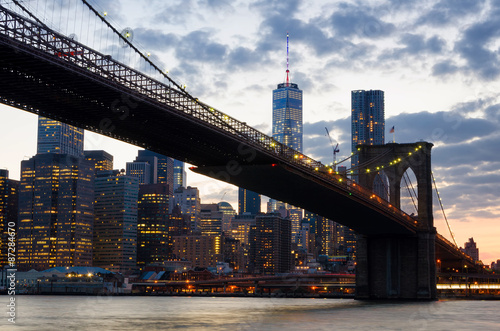 Fototapeta Naklejka Na Ścianę i Meble -  Brooklyn Bridge over East River at night in New York City