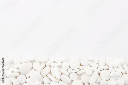 weiße Medikamente auf weißem Hintergrund