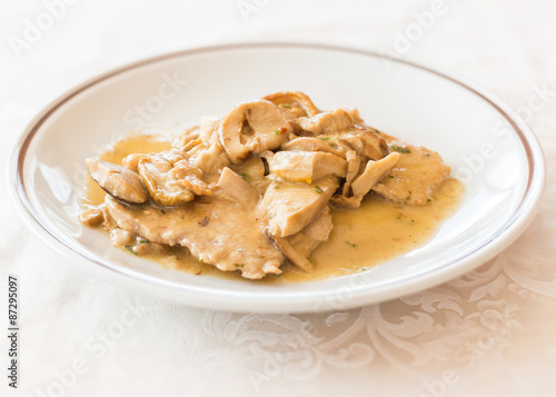 Scallops of veal with mushrooms