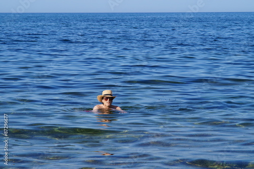 Uomo con cappello in mare
