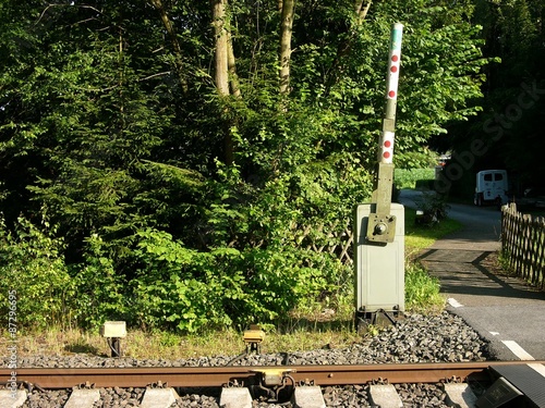 Bahnübergang mit kleiner Schranke für Fußgänger am Bahnhof in Wrexen bei Diemelstadt im Sommer im Kreis Waldeck-Frankenberg in Hessen photo