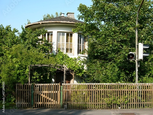 Ehemaliges Gebäude des Schrankenwärters im Sommer bei Sonnenschein in Diemelstadt bei Rhoden im Kreis Waldeck-Frankenberg in Hessen