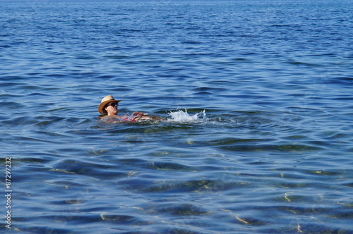 Uomo con cappello in mare © Franxuc