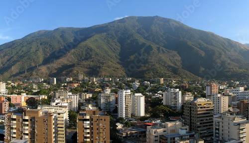 Panorama von Caracas/Venezuela mit Hausberg Avila photo