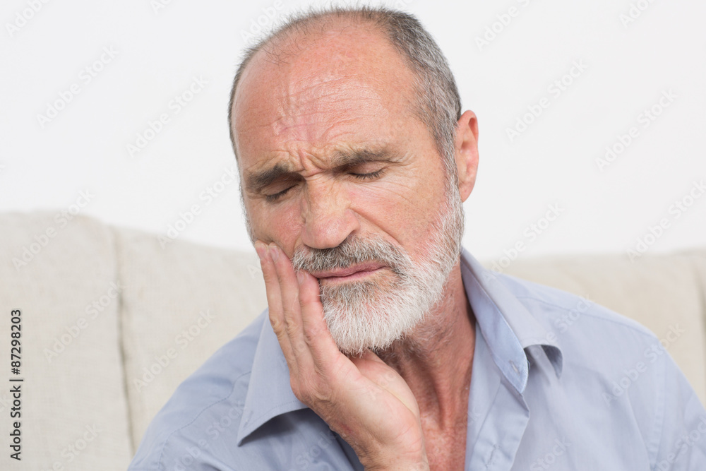 Senior mit Zahnschmerzen Senior mit Zahnschmerzen