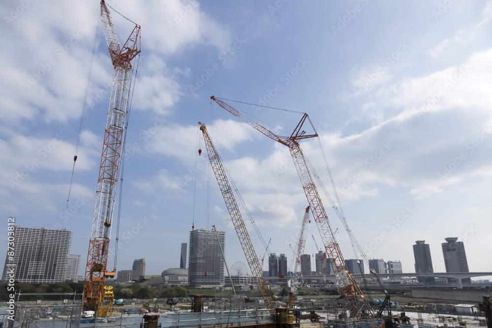 工事現場イメージ 大規模建設現場 数多くのクレーンが並ぶ 工事現場イメージ 大規模建設現場 数多くのクレーンが並ぶ