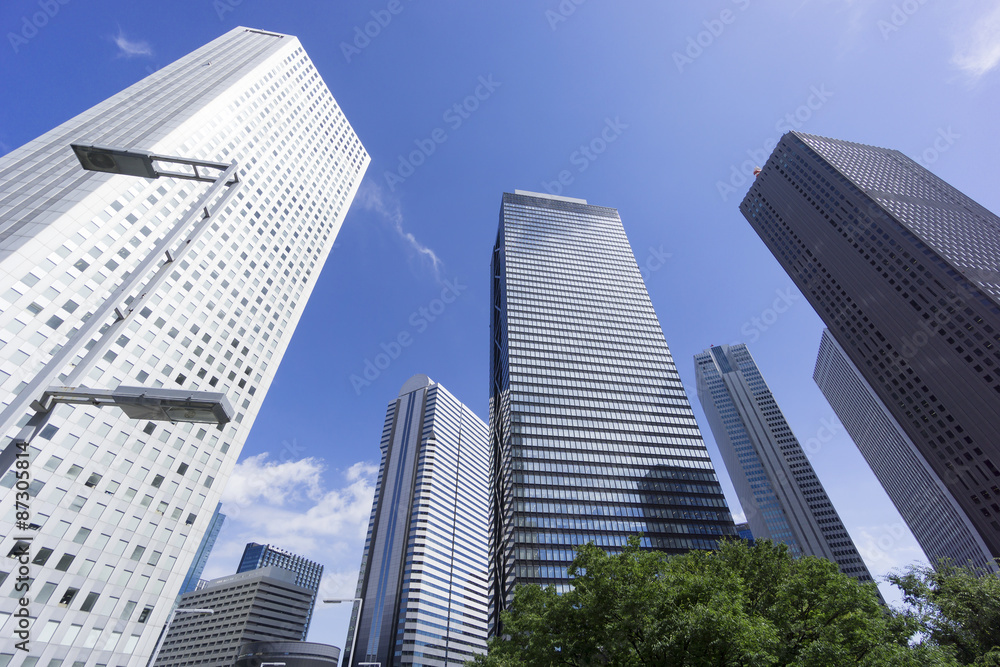 新宿高層ビル街　快晴　青空　緑　超ワイド　見上げる　コピースペース