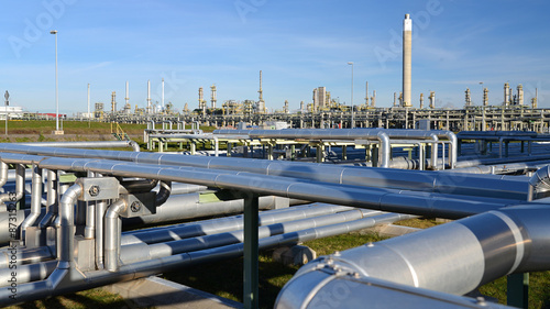 Industrieanlage: Rohrleitungen in einer Chemiefabrik, Raffinerie für Erdöl // pipelines in a industry area for chemical products