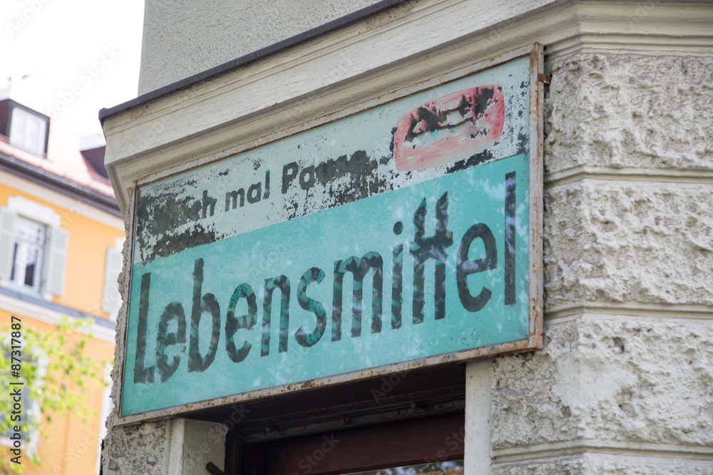 Fototapeta premium altes Gebäude, mit Ladenschild