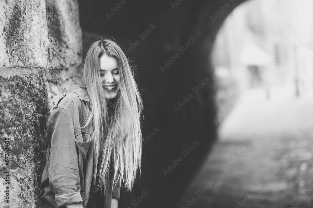 Obraz premium Happy blonde girl smiling in urban background