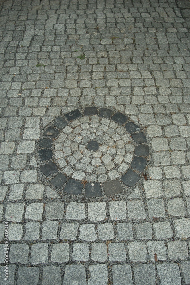 Kopfsteinpflaster Granit Naturstein für einen Hauszugang mit kreisrundem Muster Kopfsteinpflaster Granit Naturstein für einen Hauszugang mit kreisrundem Muster