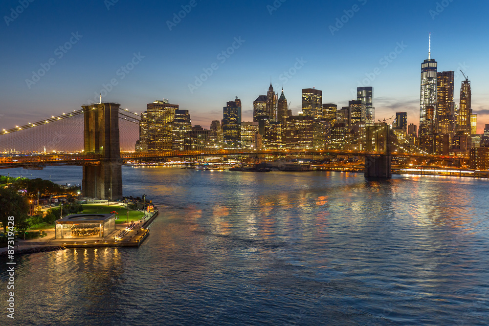 Obraz premium Budynki Brooklyn Bridge w Nowym Jorku wieczorem zachód słońca skyline