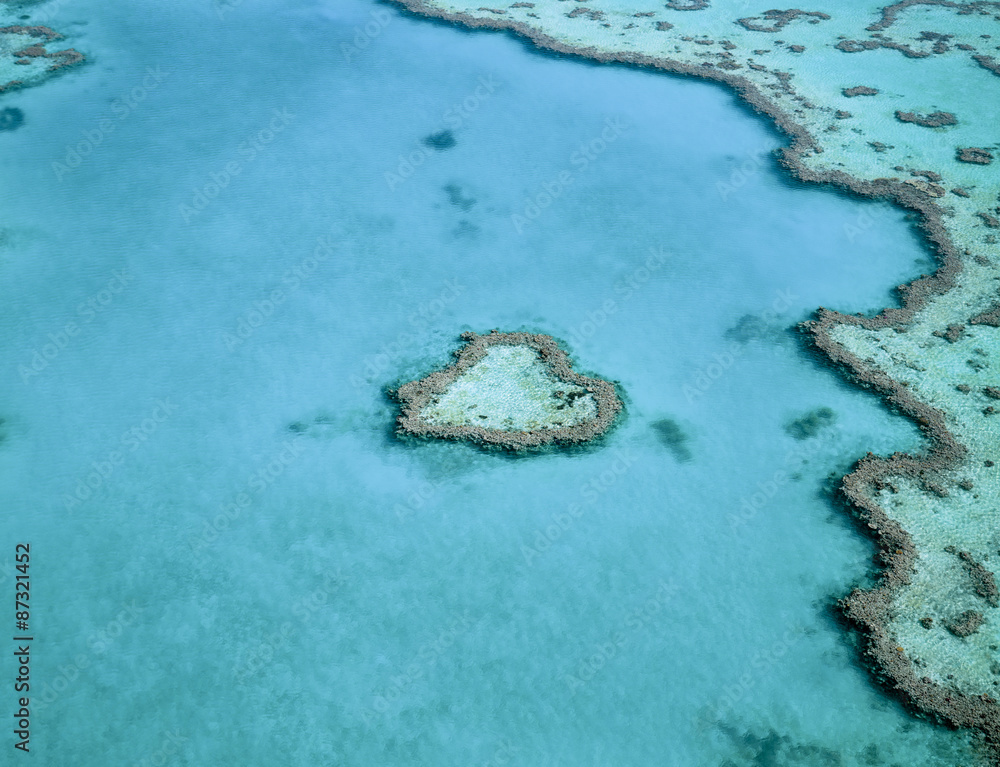 グレイトバリアーリーフのハート型サンゴ礁空撮