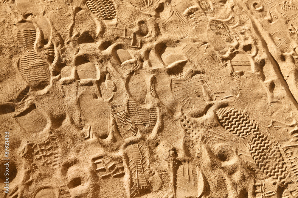 Fototapeta premium footwear prints on sand
